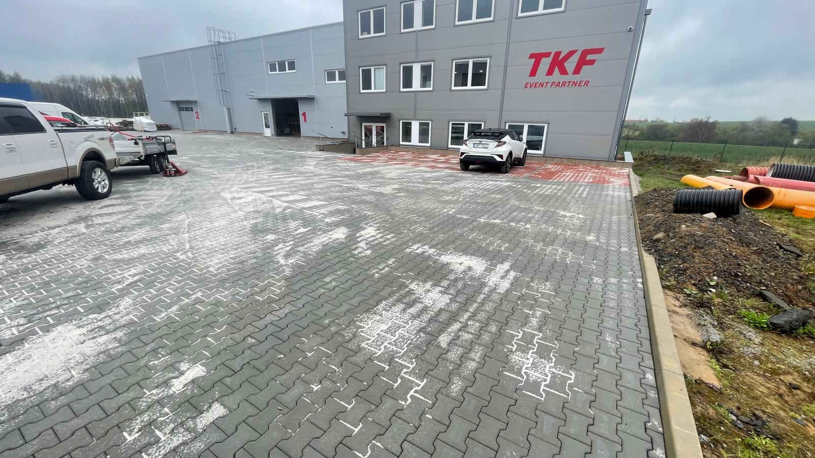 Dokončená šedá a červená zámková dlažba před halou TKF v Hlubočince