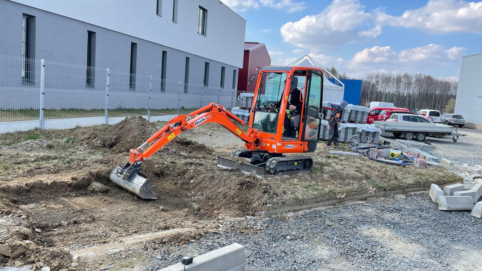 Minibagr při výkopových pracích na zakázce TKF